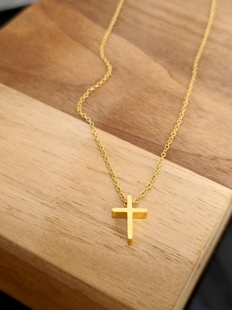 XS GEOMETRIC CROSS PENDANT GOLD NECKLACE