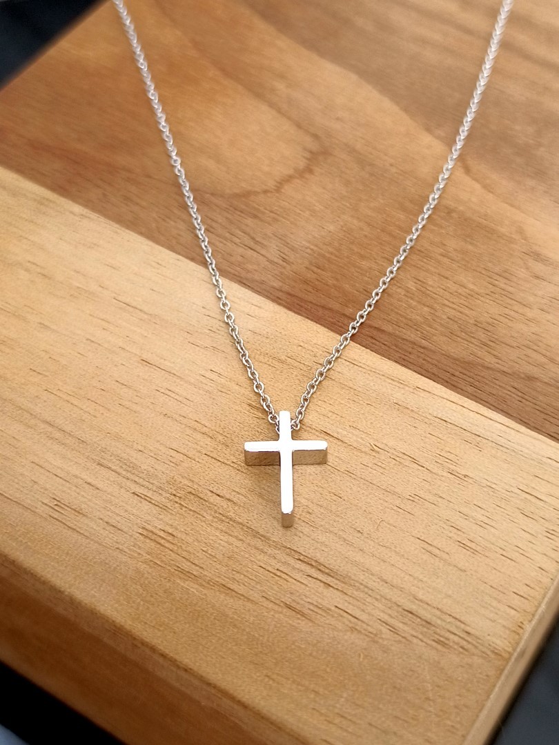 XS GEOMETRIC CROSS PENDANT NECKLACE