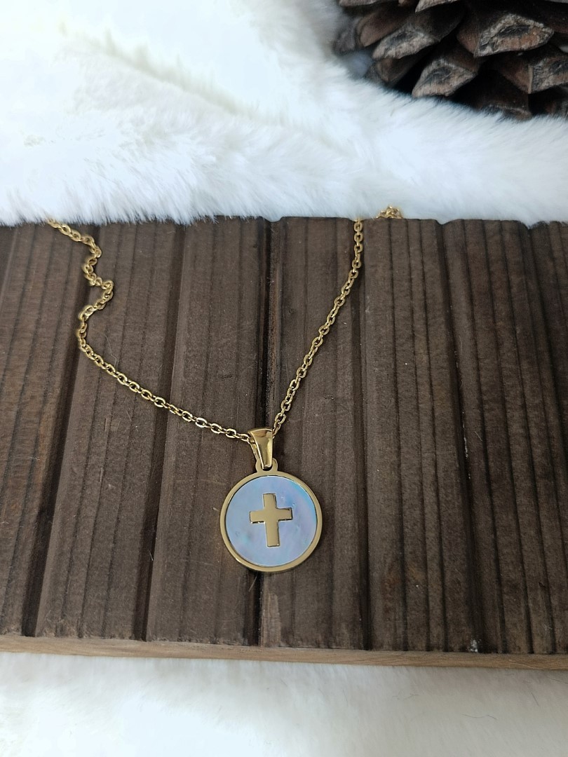 CROSS LIGHT COLOR ROUND SHELL NECKLACE GOLD