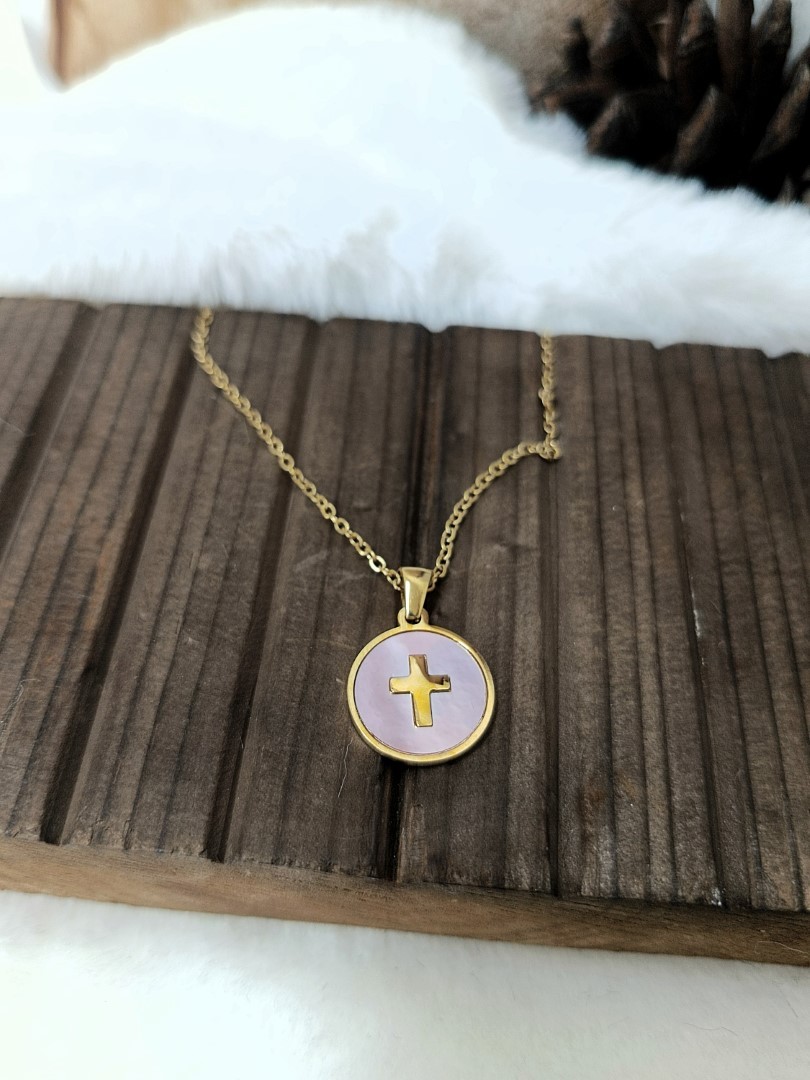 CROSS WHITE ROUND SHELL NECKLACE GOLD