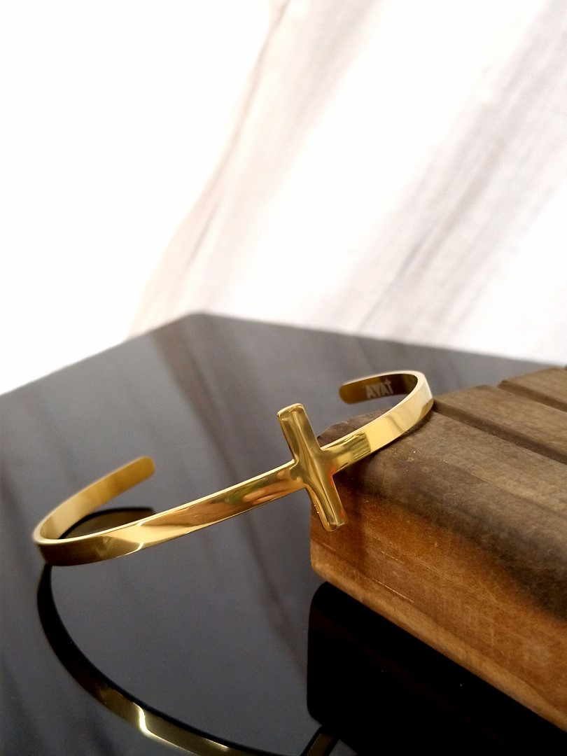 GOLD CROSS BANGLE 1.5 mm