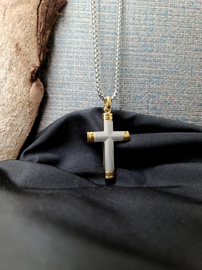 GOLD EDGES CROSS NECKLACE