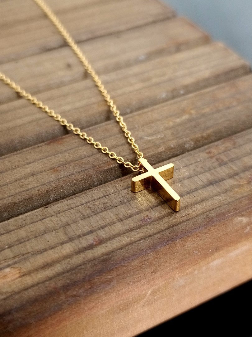 XS GEOMETRIC CROSS PENDANT GOLD NECKLACE